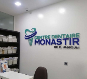 logo en relief clinique cabinet médical enseigne sur le mur lettrage-en-relief-maroc